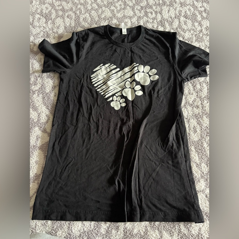 paw print heart graphic t-shirt